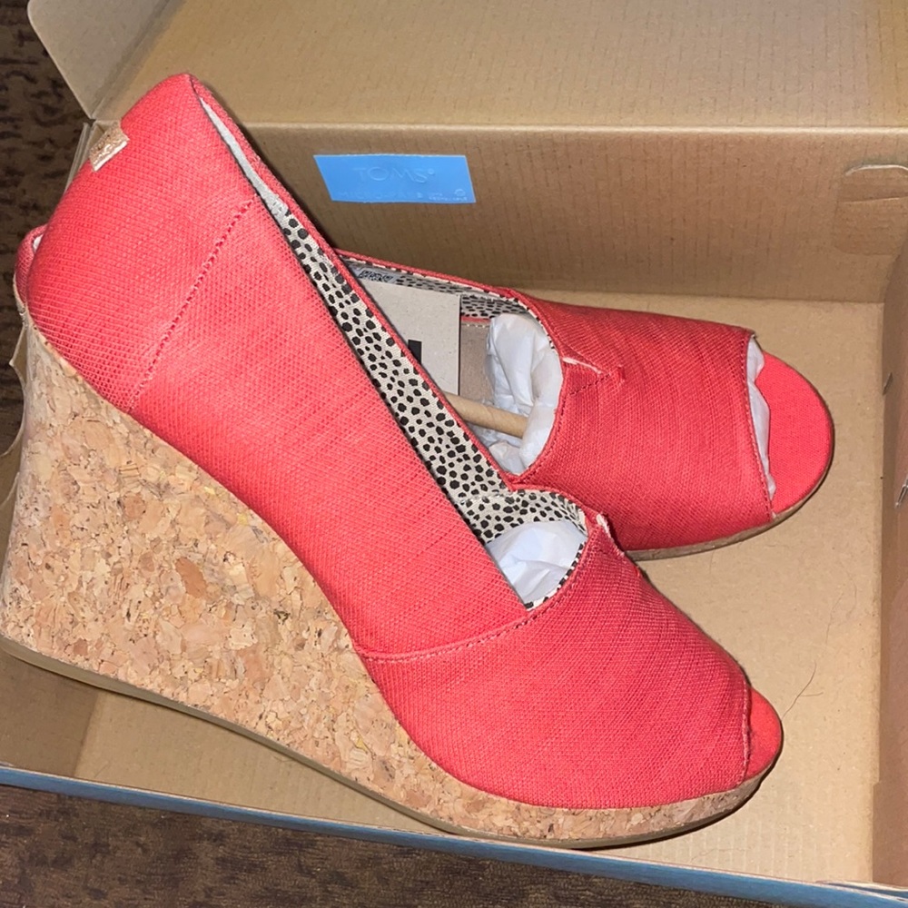 Toms Michelle Wedge, size 9, coral. BNWT- never worn.